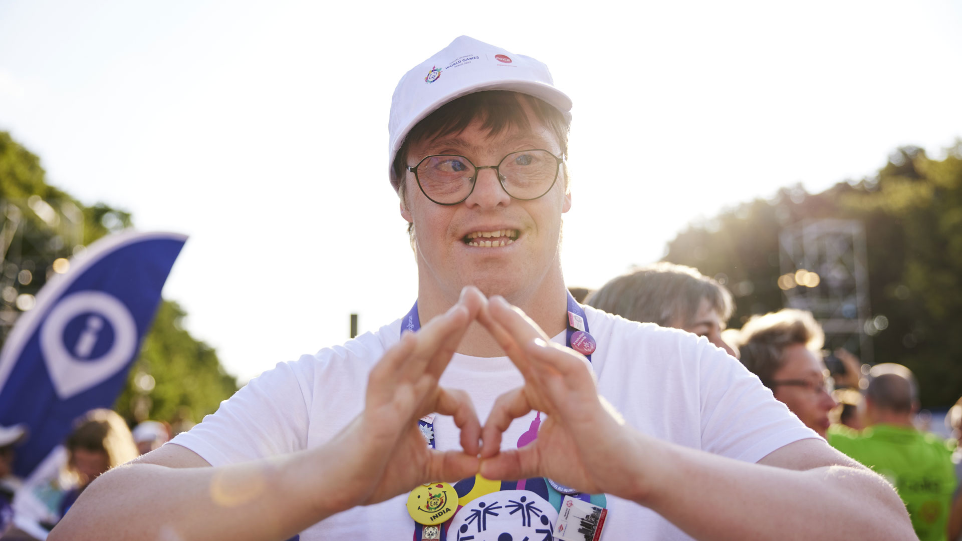 Ein Junge formt mit seinen Händen ein Herz bei der Abschlusszeremonie